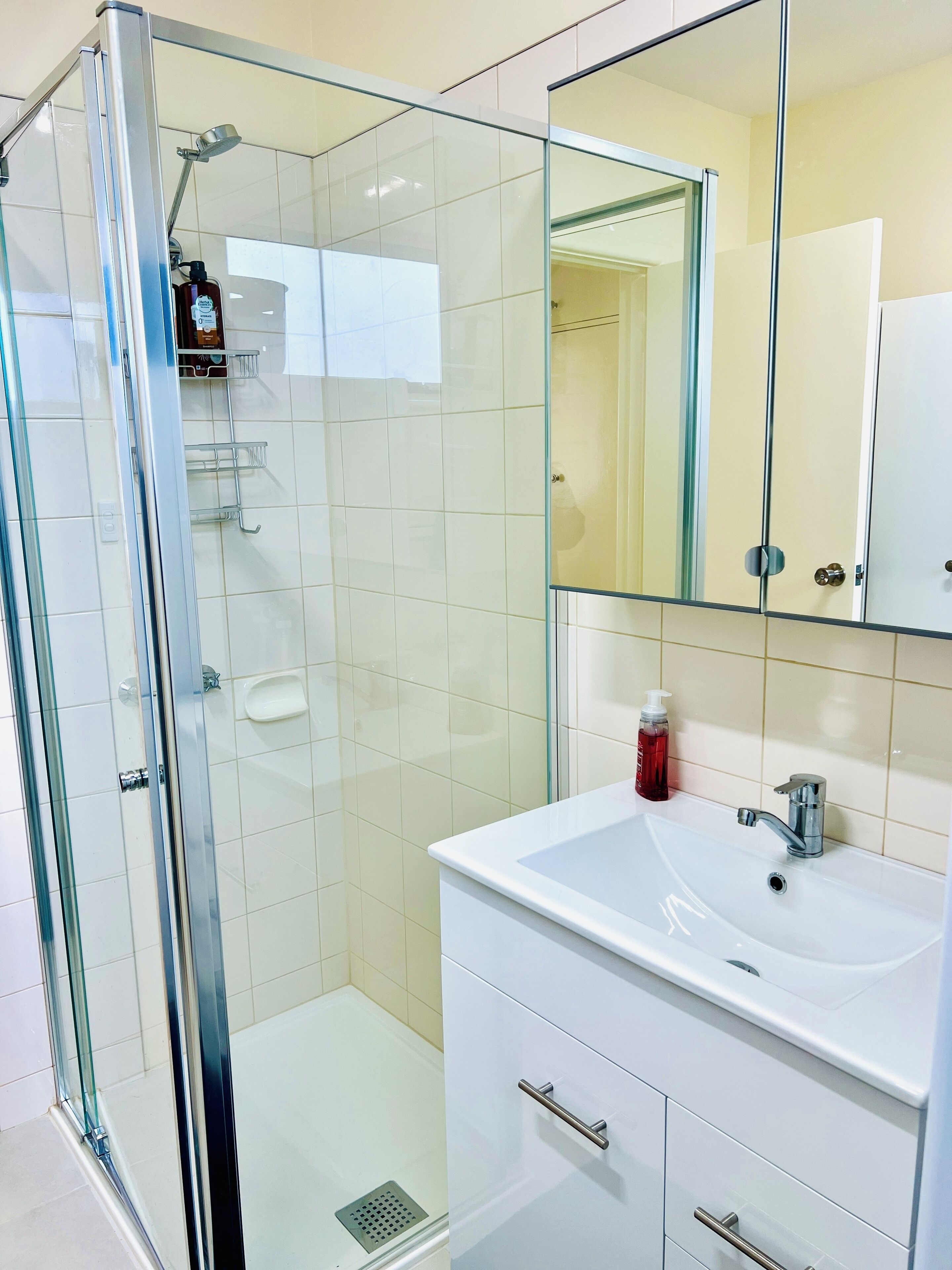 Haartrockner, Handtücher, Seife, Toilettenpapier