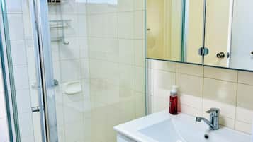 Haartrockner, Handtücher, Seife, Toilettenpapier