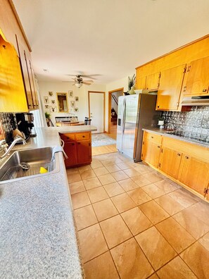 Fridge, microwave, oven, stovetop - Spacious 3-bedroom apartment located in delightful Blacksburg with HVAC! (Blacksburg)