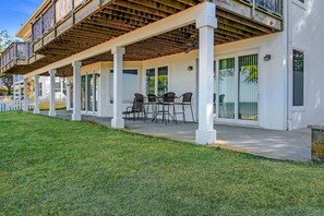 Outdoor dining - Salty Bay Hideaway- New Listing, Beautiful Bay Views for Adults and Executives! (Gulf Breeze)