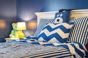 5 bedrooms, in-room safe, desk, iron/ironing board - Luxury 5BR•Game Room•Steps fromSafari Event Center (Sugar Land)