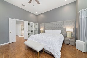 5 bedrooms, in-room safe, desk, iron/ironing board - Luxury 5BR•Game Room•Steps fromSafari Event Center (Sugar Land)