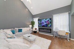 Living area - Luxury 5BR•Game Room•Steps fromSafari Event Center (Sugar Land)