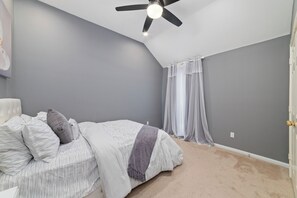 5 Schlafzimmer, Zimmersafe, Schreibtisch, Bügeleisen/Bügelbrett