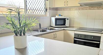 Bright & Spacious Family House in Redlynch, Cairns - Close To All Amenities