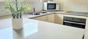 Bright & Spacious Family House in Redlynch, Cairns - Close To All Amenities