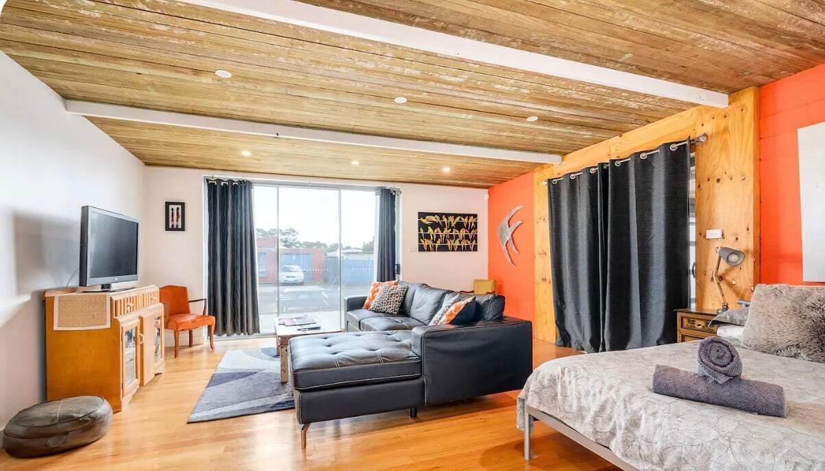 5 bedrooms, iron/ironing board, WiFi, bed sheets