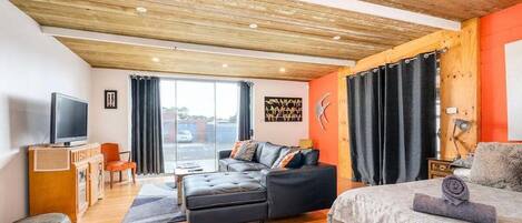 5 habitaciones, tabla de planchar con plancha, wifi y ropa de cama