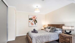 5 bedrooms, iron/ironing board, WiFi, bed sheets - Ruby SoHo Workshop Villa- Port Sorell (Latrobe)