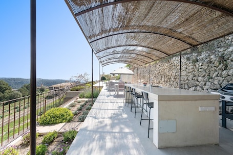 Speisen im Freien. CAN CABELLUT - Villa mit privatem Pool und Bergblick - Kostenloses WLAN