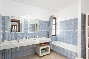 Doccia, bidet, asciugamani