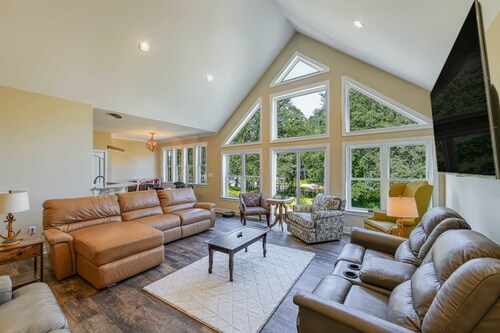 Lakefront Luxury - Beach, Dock, Deck @ Lake Anna