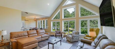 TV, videospill, fotballspill og kontorer