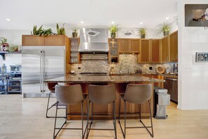 Private kitchen - Bohome Reserve:  Chicago 4BR • Sauna • Chef's Kitchen • Outdoor Lounging (Chicago)