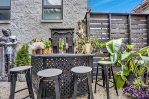 Outdoor dining - Bohome Reserve:  Chicago 4BR • Sauna • Chef's Kitchen • Outdoor Lounging (Chicago)