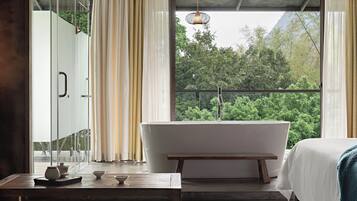 Klassieke tweepersoonskamer, uitzicht op heuvels | Individueel gedecoreerd, verduisterende gordijnen, geluiddichte muren