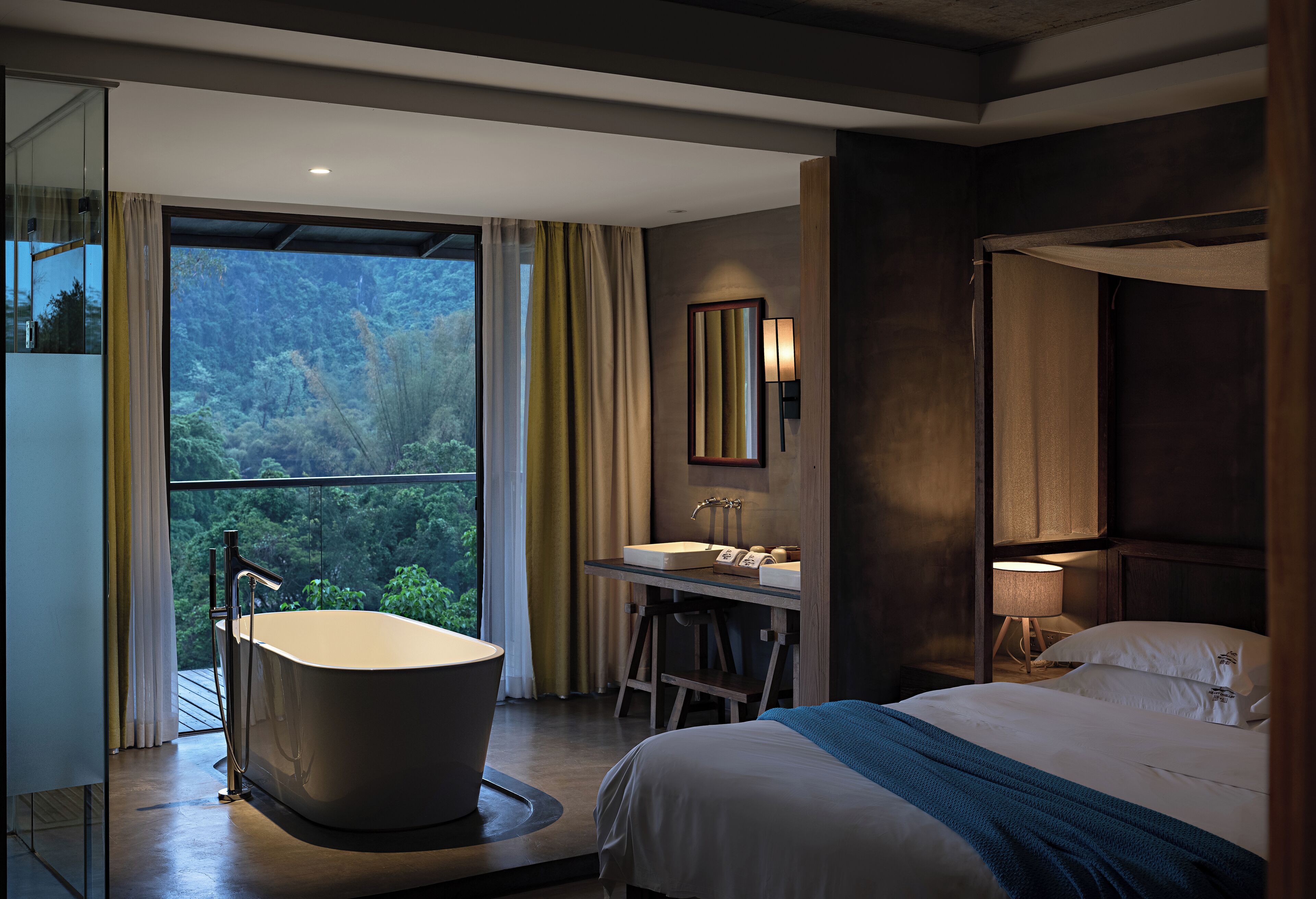 Doppia Signature, vista collina | Con stile personalizzato, tende oscuranti, insonorizzazione