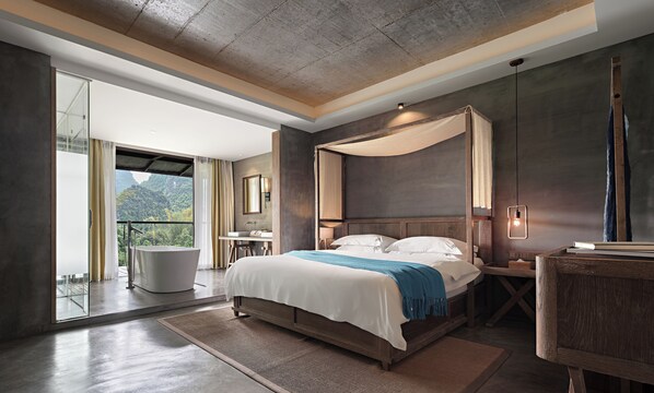 Kamar Double Khas, pemandangan bukit | Didekorasi berbeda-beda, tirai kedap cahaya, dan kedap suara