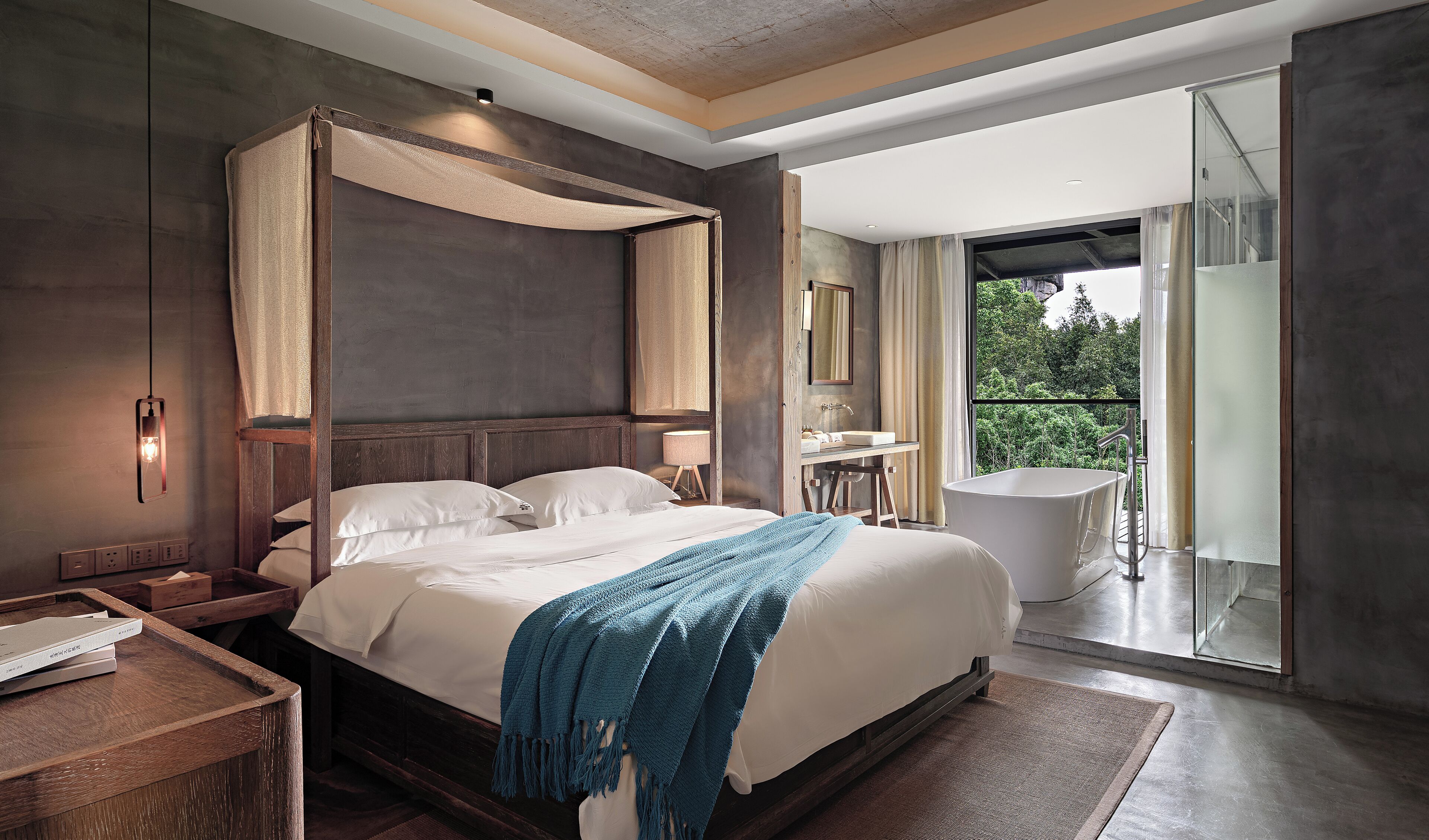 Quarto casal com design assinado, vista para a colina | Individualmente decorados, cortinas blackout, quartos à prova de som