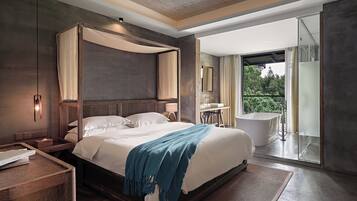 Quarto casal com design assinado, vista para a colina | Individualmente decorados, cortinas blackout, quartos à prova de som