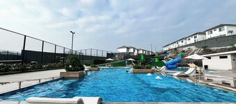 Ideal house for families, reunions! Swimming pools, games, courts!