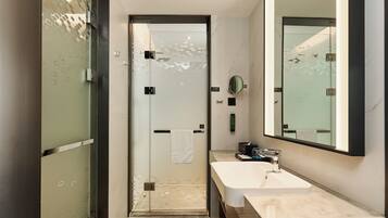 Superior Single Room, River View | Bathroom