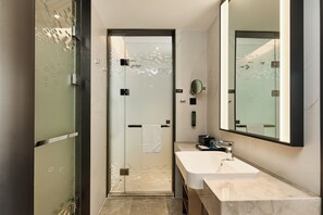 Superior Single Room, River View | Bathroom