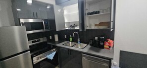 Microondas, horno, placa de cocina y lavavajillas