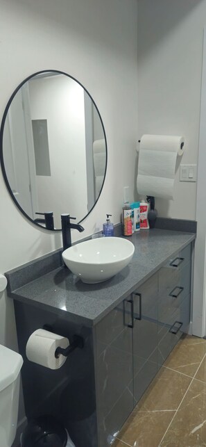 Secador de pelo, toallas, jabón y papel higiénico