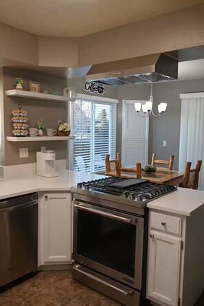 Fridge, microwave, oven, stovetop - City Cabin Hideaway w/ Spa, Pool Table & Arcade (Greeley)