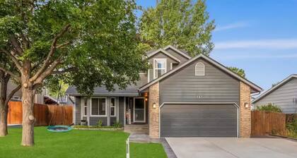 City Cabin Hideaway w/ Spa, Pool Table & Arcade