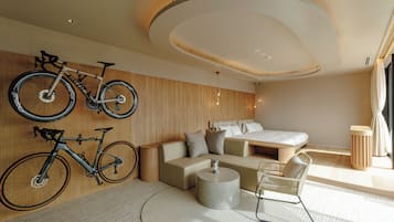 Oval Suite Velodrome side, Non Smoking | Free cribs/infant beds, free WiFi, bed sheets