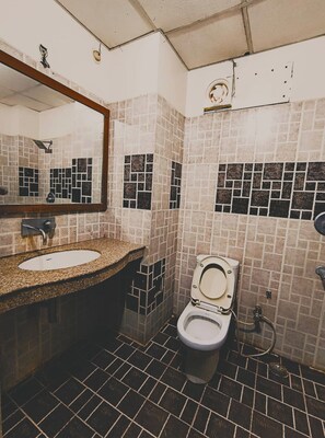 Dobbeltværelse | Badeværelse | Bruser, hjemmesko, håndklæder, Sæbe