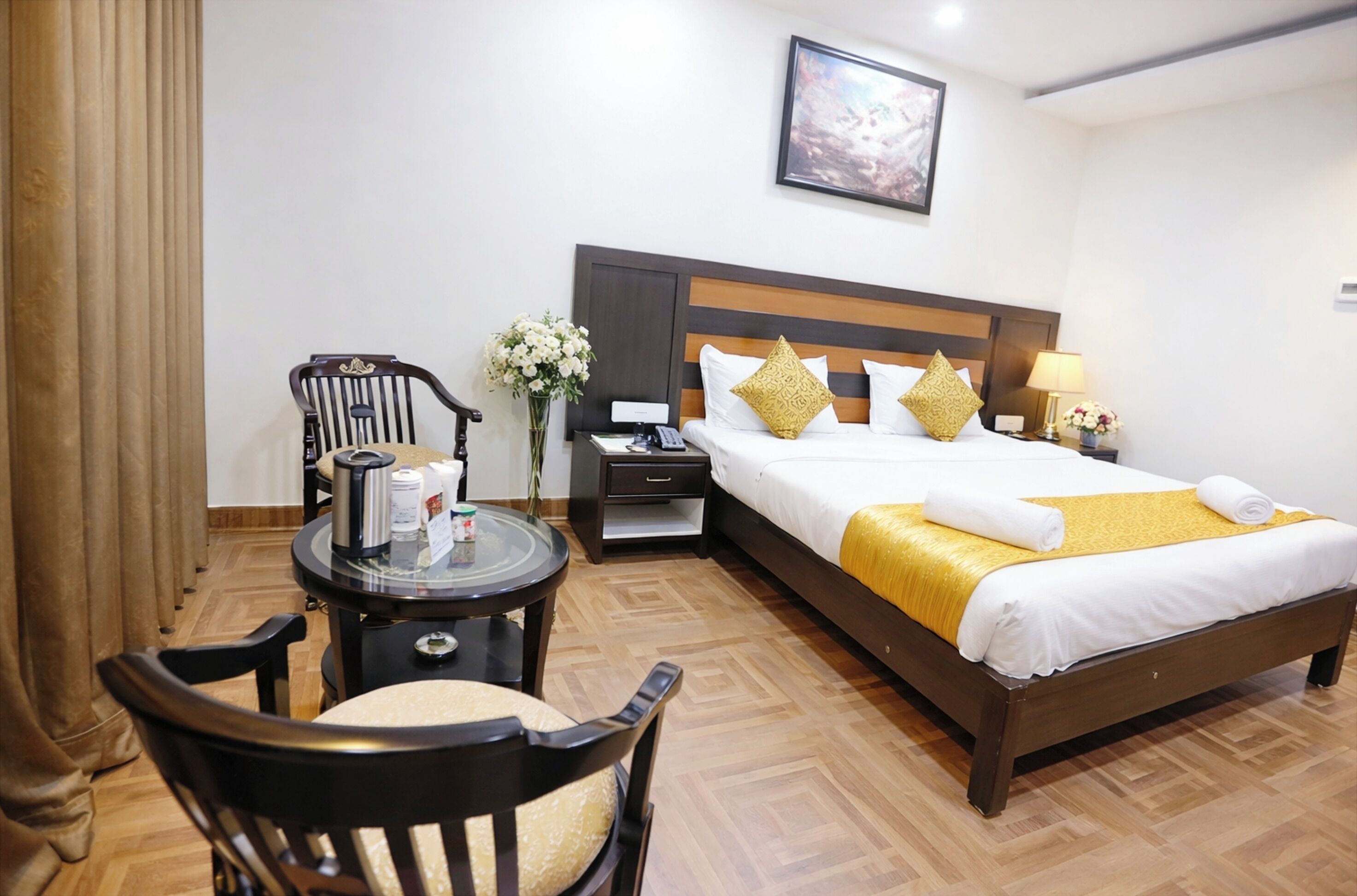 ملاءات للفراش لا تسبب الحساسية ومكتب وتجهيزات عازلة للصوت