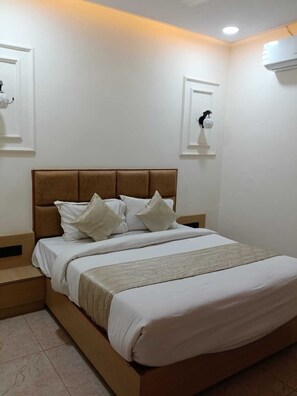Room - bedroom hotel in beautiful Ahmedabad with cool AC rooms (Ahmedabad)