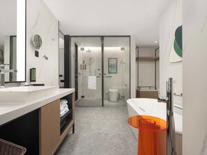 Signature-Suite, Stadtblick | Badezimmer | Badewanne und Dusche (separat), Haartrockner, Hausschuhe, Handtücher