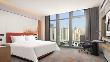 Kamar Single Bisnis, pemandangan kota | Meja kerja, ruang kerja ramah laptop, dan tirai kedap cahaya