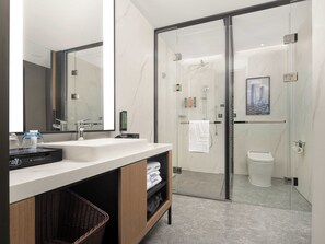 Kamar Twin Bisnis, pemandangan kota | Kamar mandi | Bathtub dan shower terpisah, pengering rambut, sandal, dan handuk