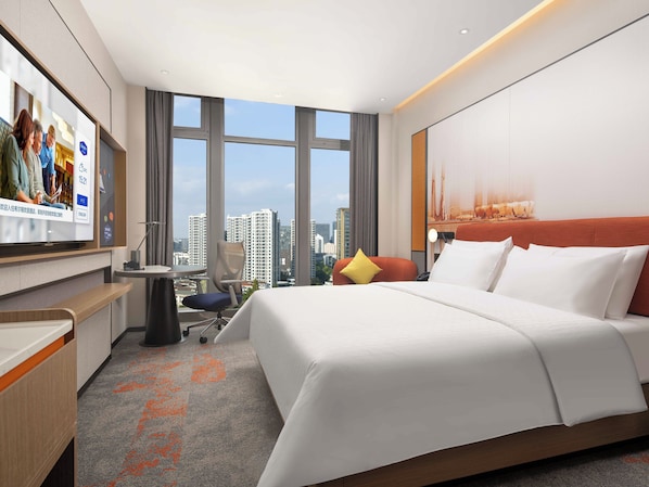 Escritorio, espacio para trabajar con laptop y cortinas blackout