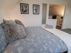 1 bedroom, individually decorated, individually furnished