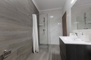 Penthouse, City View | Bathroom - Luxury PH - Terrace & Jacuzzi & Sunbeds (Msida)