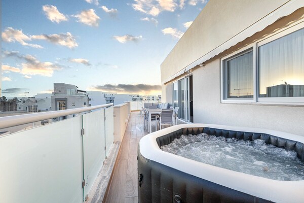 Luxury Ph - Terrace & Jacuzzi & Sunbeds - Malta