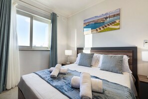 Cobertura, vista para a cidade | Cortinas blackout, ferros/tábuas de passar roupa, Wi-Fi de cortesia