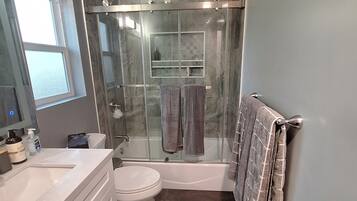 淋浴设施、吹风机、毛巾、肥皂