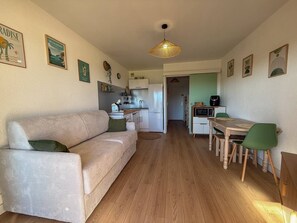 Living area - Studio Cabine vue dégagée et Mer climatisé 3*** (LE LAVANDOU)