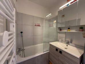 Bathroom - Studio Cabine vue dégagée et Mer climatisé 3*** (LE LAVANDOU)