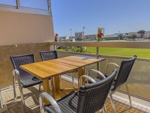 Outdoor dining - Studio Cabine vue dégagée et Mer climatisé 3*** (LE LAVANDOU)