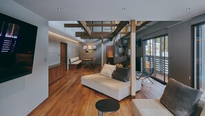 Een moderne woonkamer met een bank, een salontafel en een open haard.