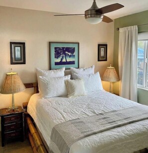 2 bedrooms, iron/ironing board, free WiFi, bed sheets - Kona Reef Oceanfront 2-bedroom/2-bathroom condo D11 in beautiful Kailua-Kona (Kailua-Kona)