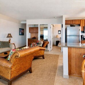 Smart TV, books - Kona Reef Oceanfront 2-bedroom/2-bathroom condo D11 in beautiful Kailua-Kona (Kailua-Kona)